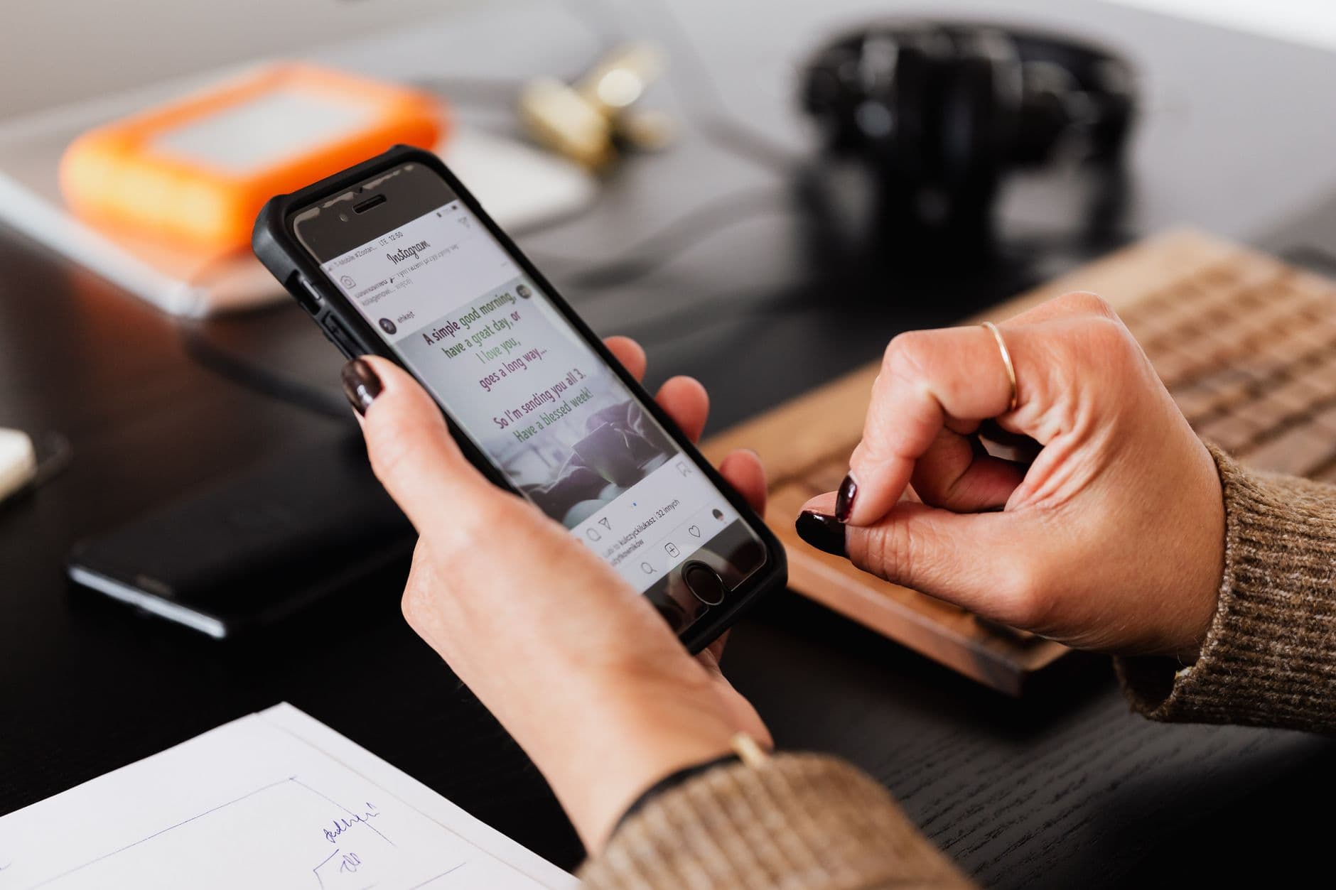 Hands adjusting a repeat interval setting on a phone